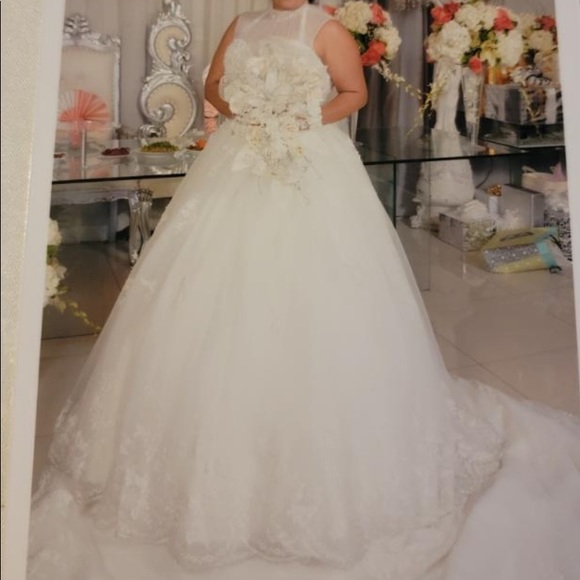 Wedding dress - Picture 3 of 12